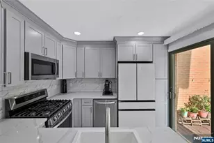 5 Yorkview Dr, Edgewater, NJ 07020 - Photo 2