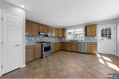 133 Summit Avenue, Elmwood Park, NJ 07407 - Photo 18