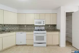 403 Livingston Ct N403, Edgewater, NJ 07020 - Photo 12