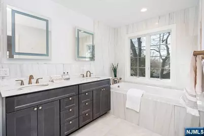 223 Hillcrest Drive, Paramus, NJ 07652 - Photo 10