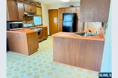 218 Pandolfi Avenue, Secaucus, NJ 07094 - Photo 4