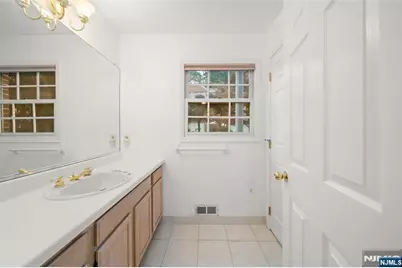 8 Beacon Hill, Pompton Lakes, NJ 07442 - Photo 10