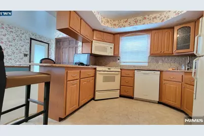 749 Ten Eyck Avenue, Lyndhurst Township, NJ 07071 - Photo 6