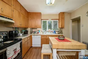 327 Rifle Camp Rd, Little Falls Township, NJ 07424 - Photo 10