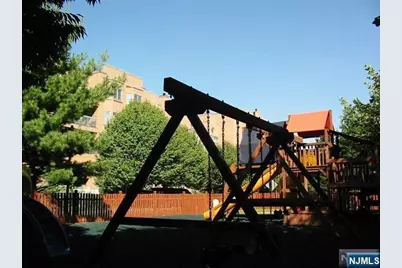 402 Penn Court, Edgewater, NJ 07020 - Photo 4