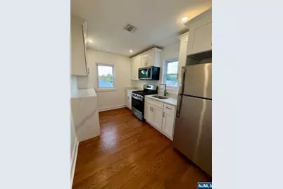 35 Orchard Street 2nd Floor #2nd Floor, Ridgefield Park, NJ 07660 - Photo 2