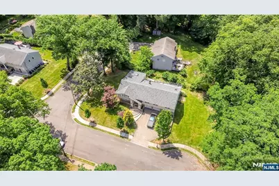 318 Briarcliff Lane, Paramus, NJ 07652 - Photo 30