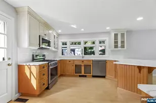 166 Crescent Ave, Waldwick, NJ 07463 - Photo 8