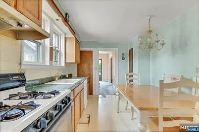 527 Brandon Place, Cliffside Park, NJ 07010 - Photo 22