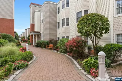 351 The Promenade 351 #351, Edgewater, NJ 07020 - Photo 4