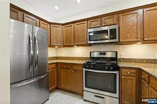 351 The Promenade 351, Edgewater, NJ 07020 - Photo 12
