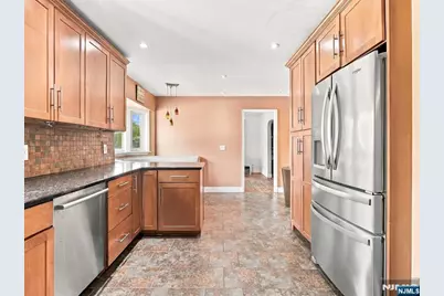 267 Lawrence Avenue, Hasbrouck Heights, NJ 07604 - Photo 22