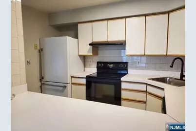 523 Windsor Drive, Palisades Park, NJ 07650 - Photo 4