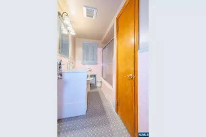 214 Newark Avenue, Lyndhurst Township, NJ 07071 - Photo 20