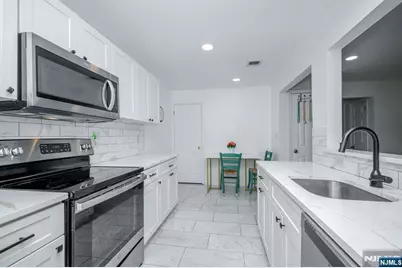 400 Crown Court 571 #571, Edgewater, NJ 07020 - Photo 2