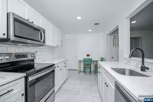 400 Crown Ct 571, Edgewater, NJ 07020 - Photo 2
