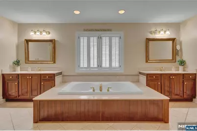 501 Clinton Avenue, Wyckoff Township, NJ 07481 - Photo 16