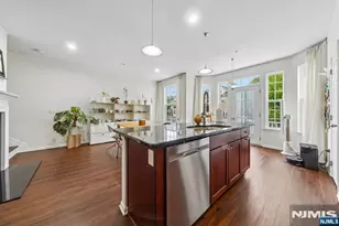 21 Creekside Ct, Secaucus, NJ 07094 - Photo 10