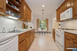 305 Huntington Ct, Wyckoff Township, NJ 07481 - Photo 6