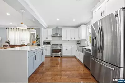 301 Roosevelt Avenue, Hasbrouck Heights, NJ 07604 - Photo 8