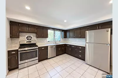 531 Day Avenue, Ridgefield, NJ 07657 - Photo 4