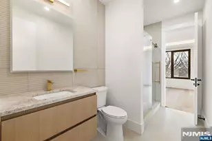 210 Hillcrest Dr, Paramus, NJ 07652 - Photo 16