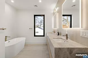 210 Hillcrest Dr, Paramus, NJ 07652 - Photo 12