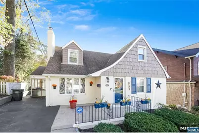 81 W Gouverneur Avenue, Rutherford, NJ 07070 - Photo 2