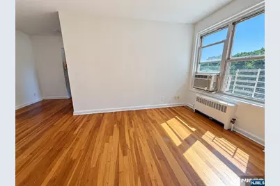 2330 Linwood Avenue 5A #5A, Fort Lee, NJ 07024 - Photo 4