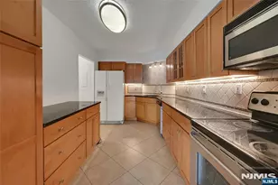 1077 River Road 1009, Edgewater, NJ 07020 - Photo 10