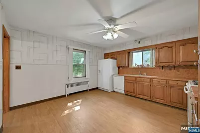 153 Orient Way, Lyndhurst Township, NJ 07071 - Photo 10