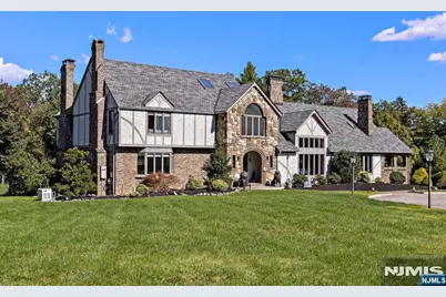 7 Christopher Place, Saddle River, NJ 07458 - Photo 2