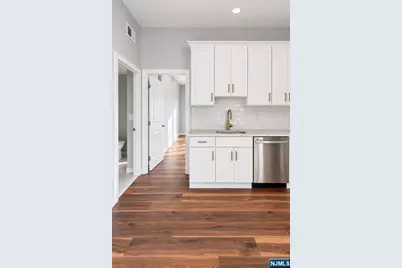 Anderson Anderson 3 #3, Cliffside Park, NJ 07010 - Photo 2
