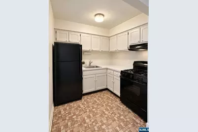 565 Grove Street B-9 #B-9, Clifton, NJ 07013 - Photo 2
