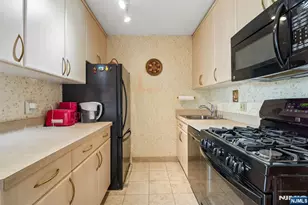 555 North Ave 10-G, Fort Lee, NJ 07024 - Photo 8