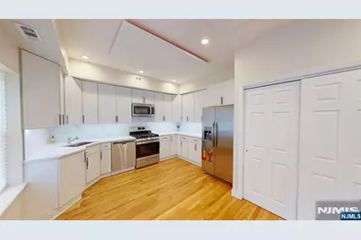 673 Bergen Avenue 2D #2D, Jersey City, NJ 07304 - Photo 8