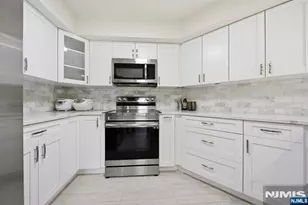 271 Village Cir Dr, Fort Lee, NJ 07024 - Photo 8