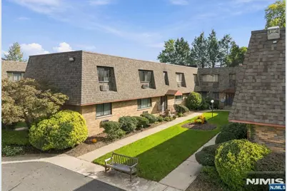 164 Diamond Bridge Avenue 9 #9, Hawthorne, NJ 07506 - Photo 2