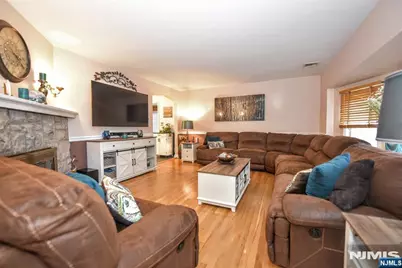 137 Manhattan Avenue, Waldwick, NJ 07463 - Photo 4