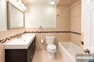 252 Village Circle Dr 1121, Fort Lee, NJ 07024 - Photo 8