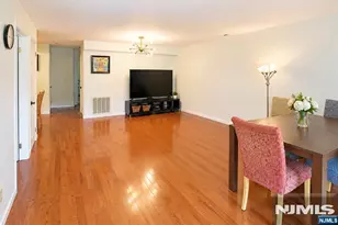 252 Village Circle Dr 1121, Fort Lee, NJ 07024 - Photo 4