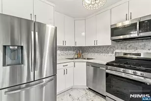 21 Yorkview Dr B6, Edgewater, NJ 07020 - Photo 4