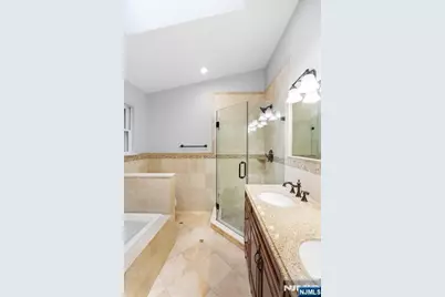 477 Undercliff Avenue, Edgewater, NJ 07020 - Photo 18