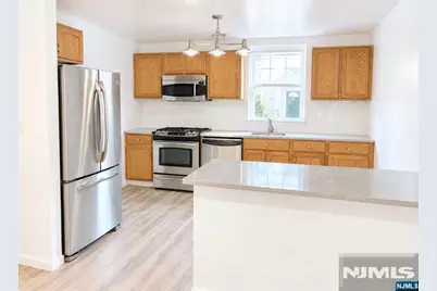 256 Crescent Lane 1 #1, Cliffside Park, NJ 07010 - Photo 4