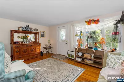 5 English Avenue, Elmwood Park, NJ 07407 - Photo 4
