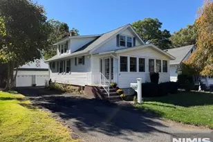 92 Chamberlain Pl, Midland Park, NJ 07432 - Photo 1