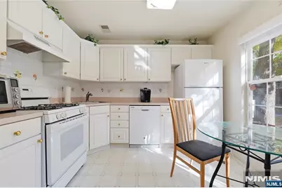 2181 Kent Court, Mahwah, NJ 07430 - Photo 4