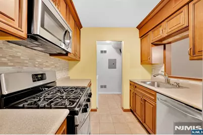 825 Riverside Avenue 13 #13, Lyndhurst Township, NJ 07071 - Photo 6