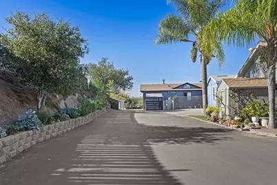  300 Thornton Dr #4, El Cajon, CA 92021 - Photo 2