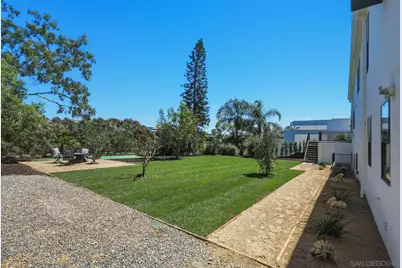  2875 Fallbrook Ln, San Diego, CA 92117 - Photo 32